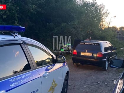 Мотоциклист врезался в припаркованный автомобиль в Невеле