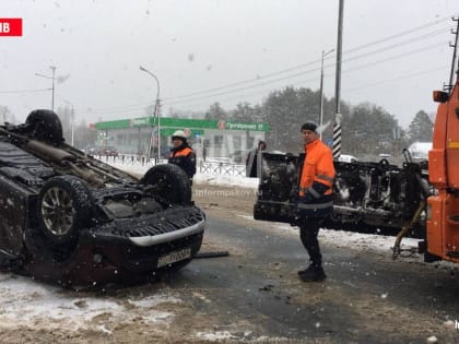 Toyota опрокинулась в результате столкновения с КАМАЗом на Ленинградском шоссе