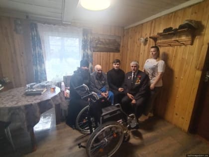 В Печорах ветерану Великой Отечественной войны подарили кресло-коляску