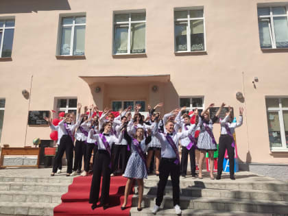 Последний звонок прозвенел в Струго-Красненской средней школе