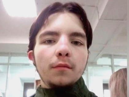 Без вести пропавшего 17-летнего псковича с темно-бордовыми волосами ищет полиция