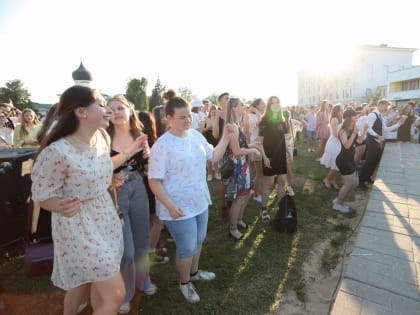 Общегородской праздник выпускников устроили в Пскове. ФОТОРЕПОРТАЖ