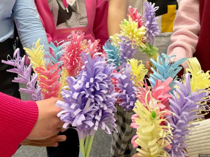 Курсанты помогли воспитанникам «Детской деревни – SOS» в Пскове сделать подарки учителям