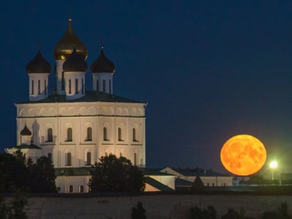 ФОТОФАКТ Восход Луны запечатлел псковский астроном-любитель