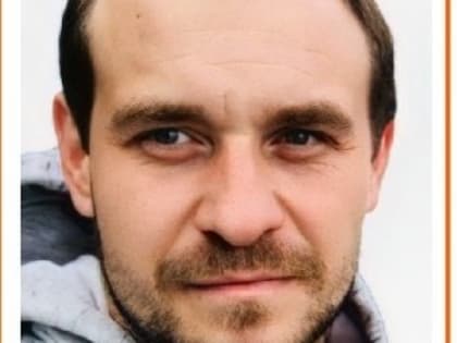 Мужчину в чёрной толстовке продолжают искать полицейские в Великих Луках