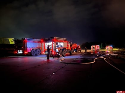 Свыше 60 человек тушили пожар в результате атаки Псковского аэропорта беспилотниками
