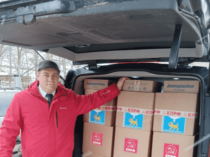 Подготовка груза к 105-му гуманитарному конвою КПРФ