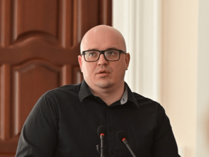 Исполняющий обязанности главного врача Великолукской МБ выступил перед депутатами городской Думы