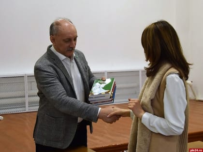 Книги для обучения шахматам получат 35 школ в Псковской области