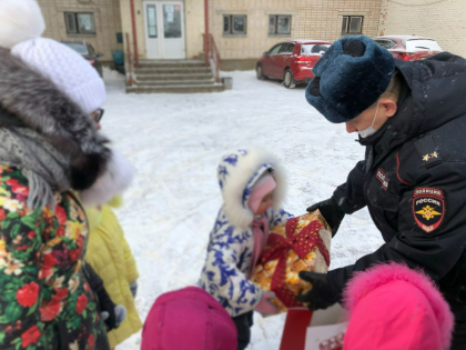 Ежегодная акция «Полицейский Дед Мороз» началась в Великих Луках