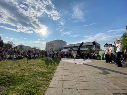 Около 1700 выпускников собрал общегородской праздник в Пскове