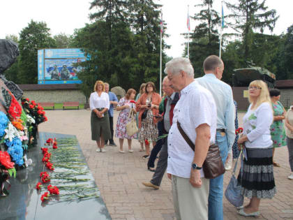 Поэты воспели героев