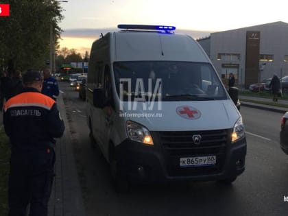 Подросток угодил под колёса автомобиля в Пскове