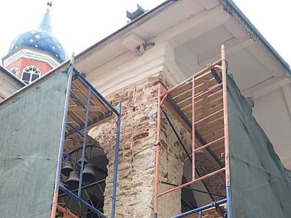 Старую штукатурку снимают с ризницы в Псково-Печерском монастыре