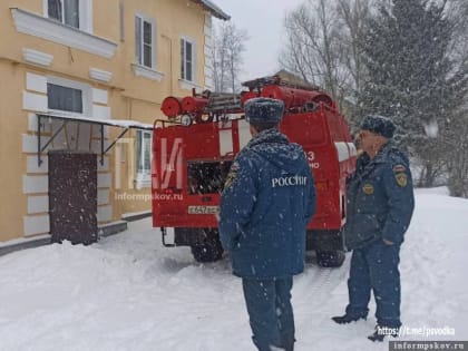 Пожарные ликвидировали возгорание в многоквартирном доме в Дно