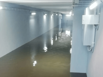 В Великих Луках устраняют затопление подземного перехода