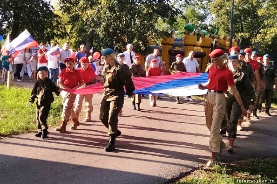 День псковского флага. День флага РФ фото. День флага Псковской области. Праздник российского флага в Пскове. День российского флага в 2022 в Пскове.