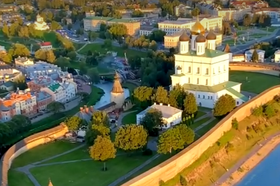 Псков снять. Псков с птичьего полёта. Рязанский Кремль с высоты птичьего полета. Псков фото. Вологодский Кремль с высоты птичьего полета.