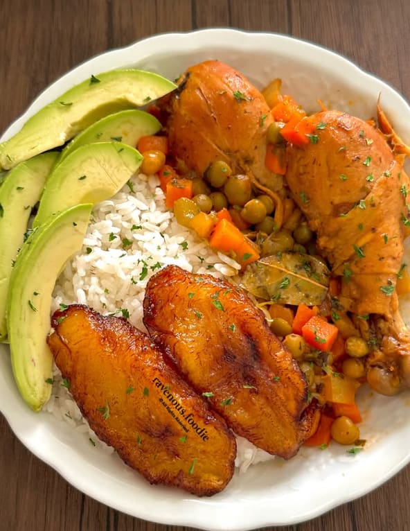 Imagen para: El ritual de las 12: Por qué el pollo guisado sigue siendo el rey de la mesa dominicana