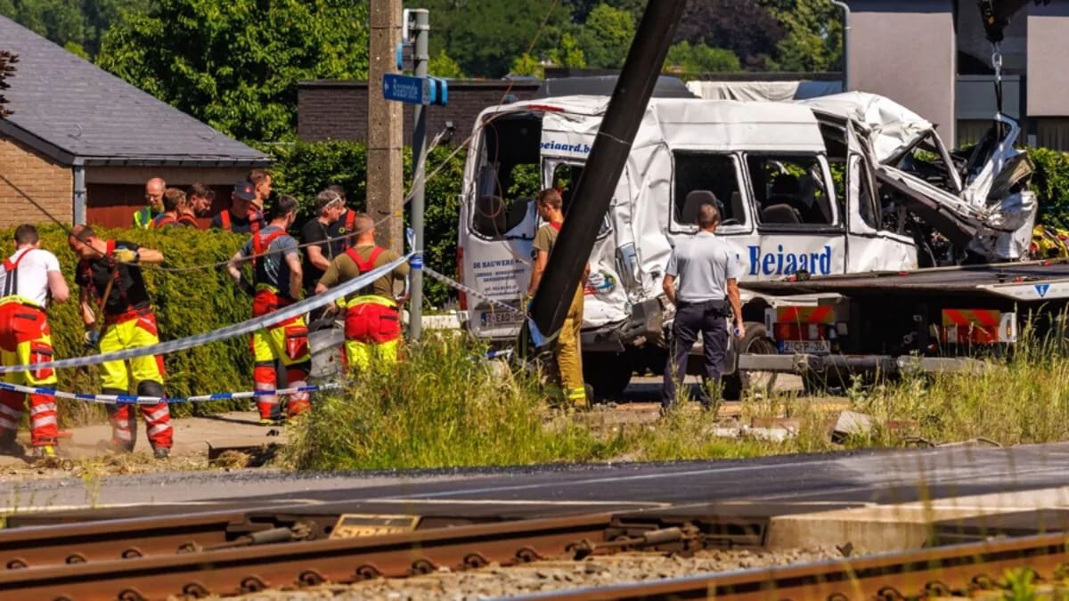 Tragedia en Flandes: Cuatro Muertos en Colisión Tren-Minibús Escolar