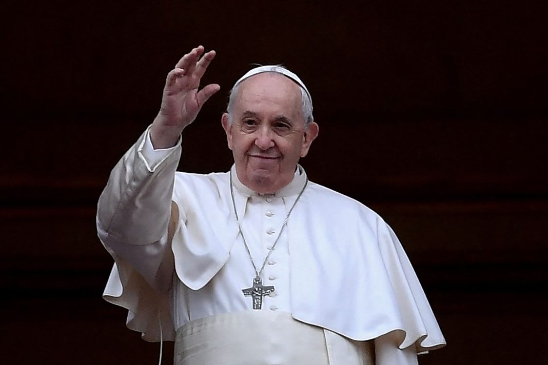 El papa iniciará su viaje a las Islas Canarias con inmigrantes y sus "ángeles del océano"