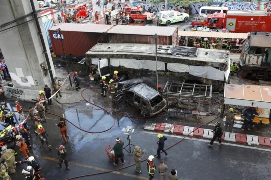Tragedia en Bangkok: Tren arrolla autobús; 8 mueren