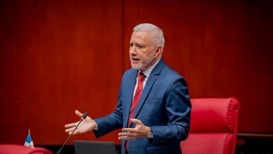 Senador Antonio Taveras abandona el PRM y mantiene su curul: ¿qué implica para la democracia dominicana?
