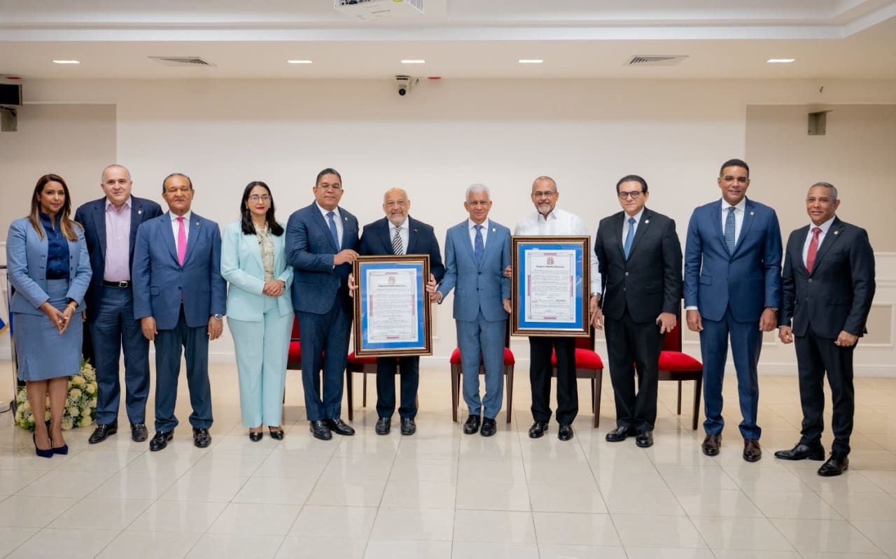 Barahona: Educación y Ciencia Brillan en Reconocimiento Senatorial