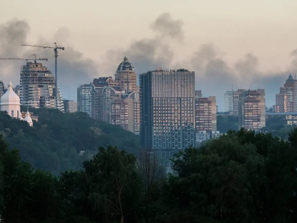 Escalada crítica: Rusia bombardea Kiev y exige desalojo extranjero