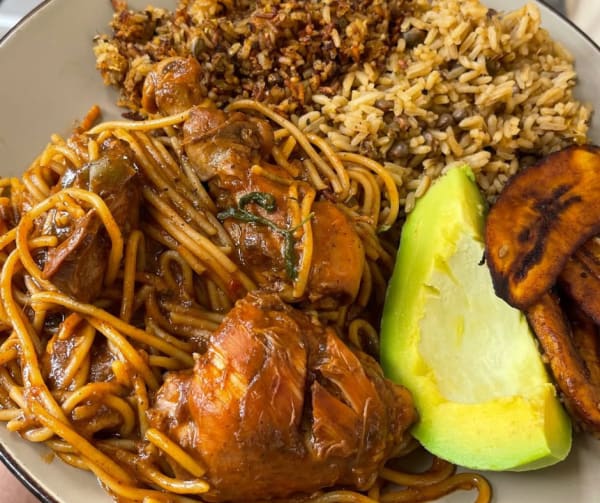 Imagen para: ¡El Moro dominicano revelado: espaguetis con pollo, aguacate y fritos maduros que conquistan el paladar