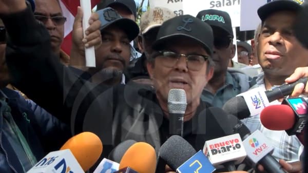 Policía desata gases contra agrónomos frente a Palacio Nacional