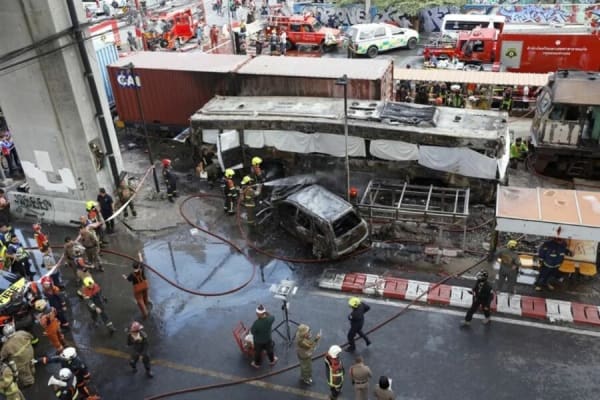 Tragedia en Bangkok: Tren arrolla autobús; 8 mueren