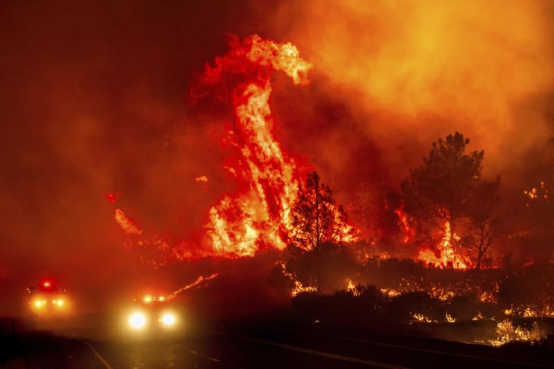 Devastación en EE.UU.: Incendiosillian devoran hogares y desplazan miles