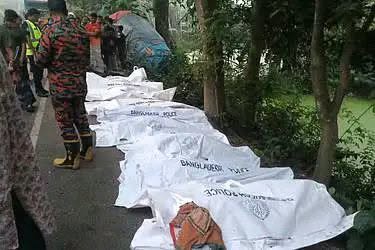 নাটোরে বাস-ট্রাক মুখোমুখী সংঘর্ষে অন্তত ১০ জন নি*হত হয়েছেন। আহত হয়েছেন অন্তত ২৫ জন