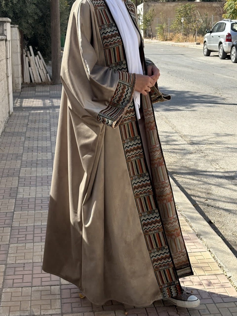 Velvet geometry abaya