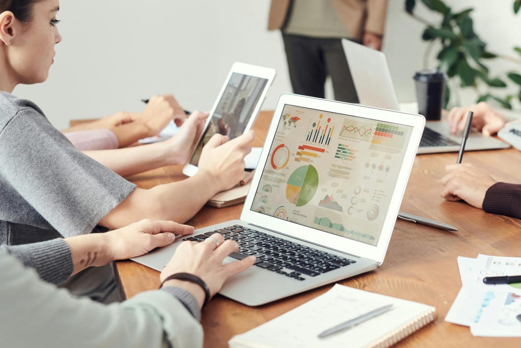10 SaaS Growth Hacks for 2025: Outsmart Competitors & Dominate Your Niche