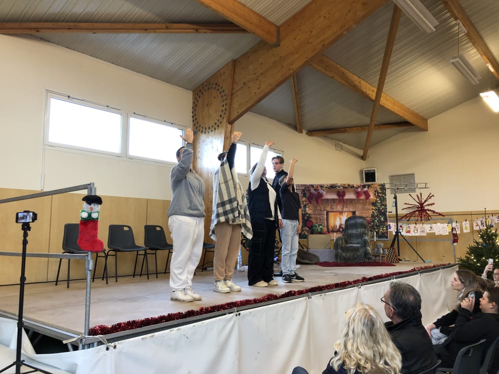Public rassemblé lors d'une festivité de collectivité