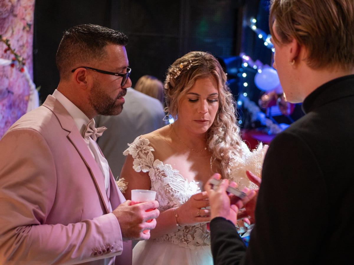 Spectacle d'hypnose mariage : moment de complicité avec les invités