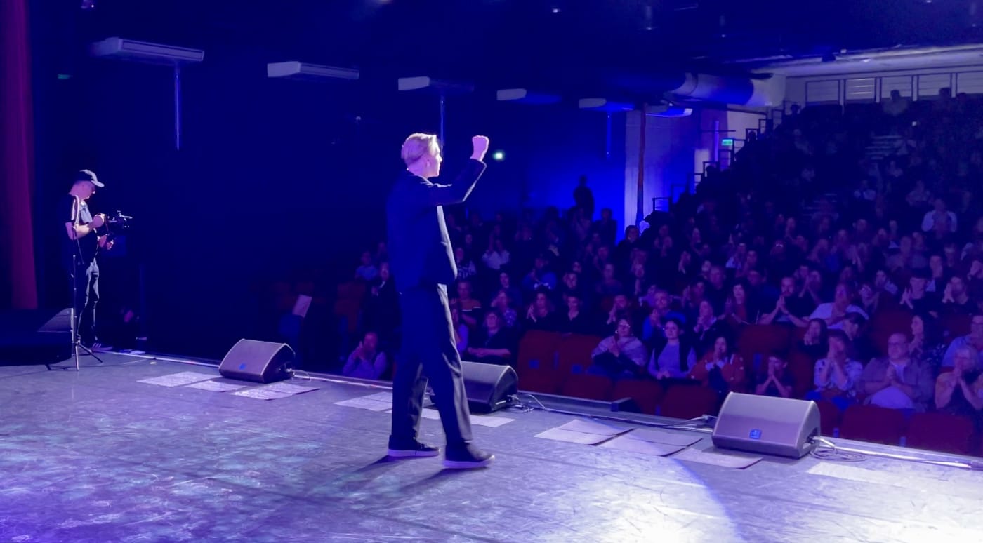 Invités captivés pendant le spectacle