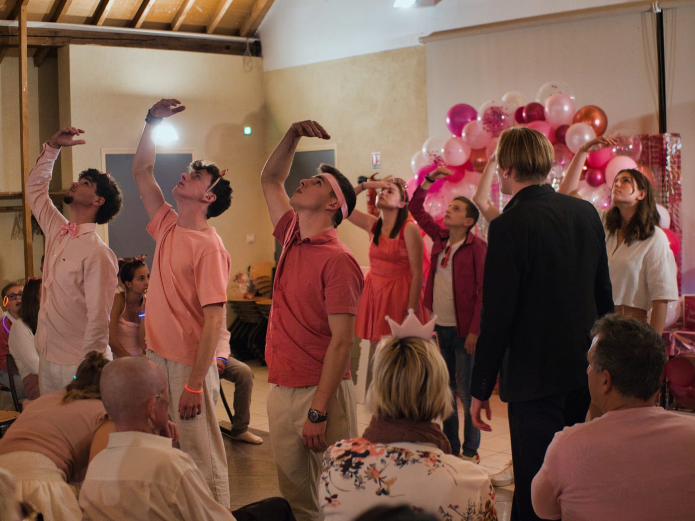 Invités captivés pendant le spectacle
