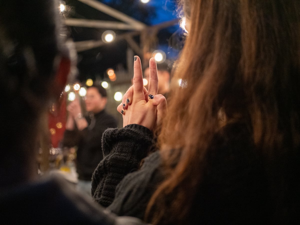 Test de réceptivité à l'hypnose, gros plan sur les mains d'un participant