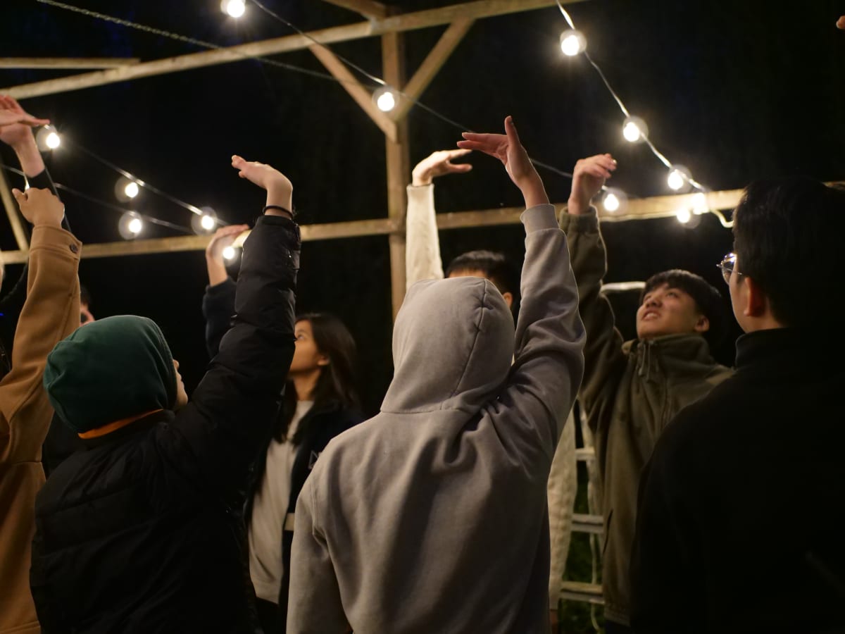 Spectateur sous hypnose sur scène pendant un spectacle d'Aurélien Rignault