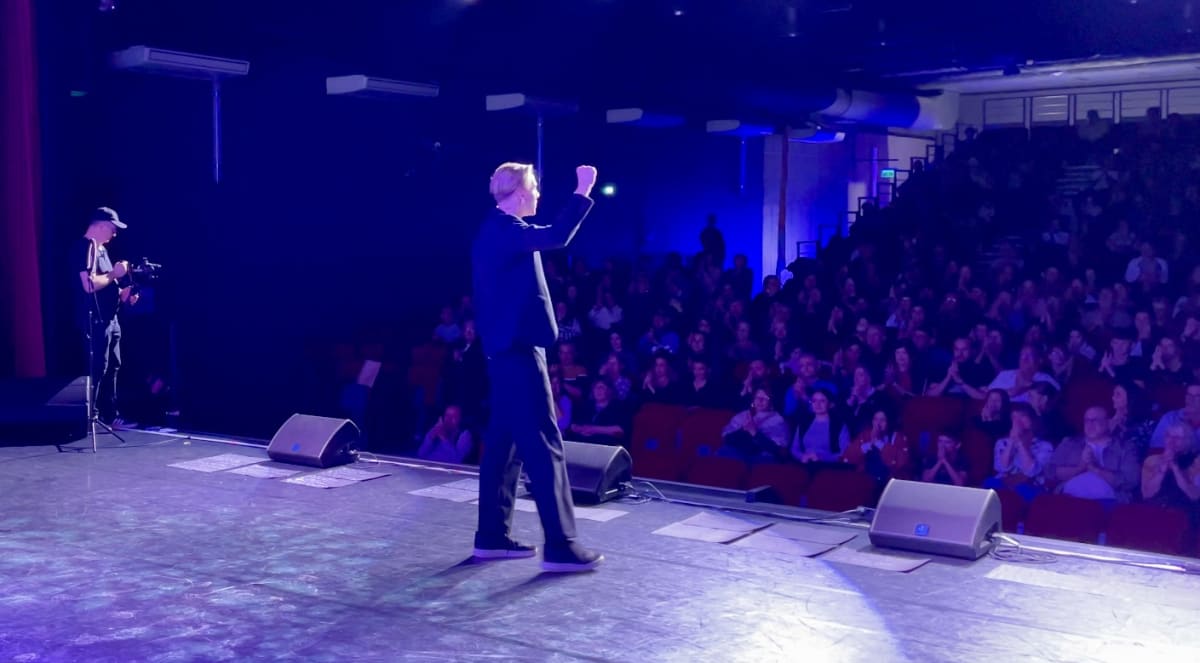 Aurélien Rignault sur scène pendant un spectacle d'hypnose face au public