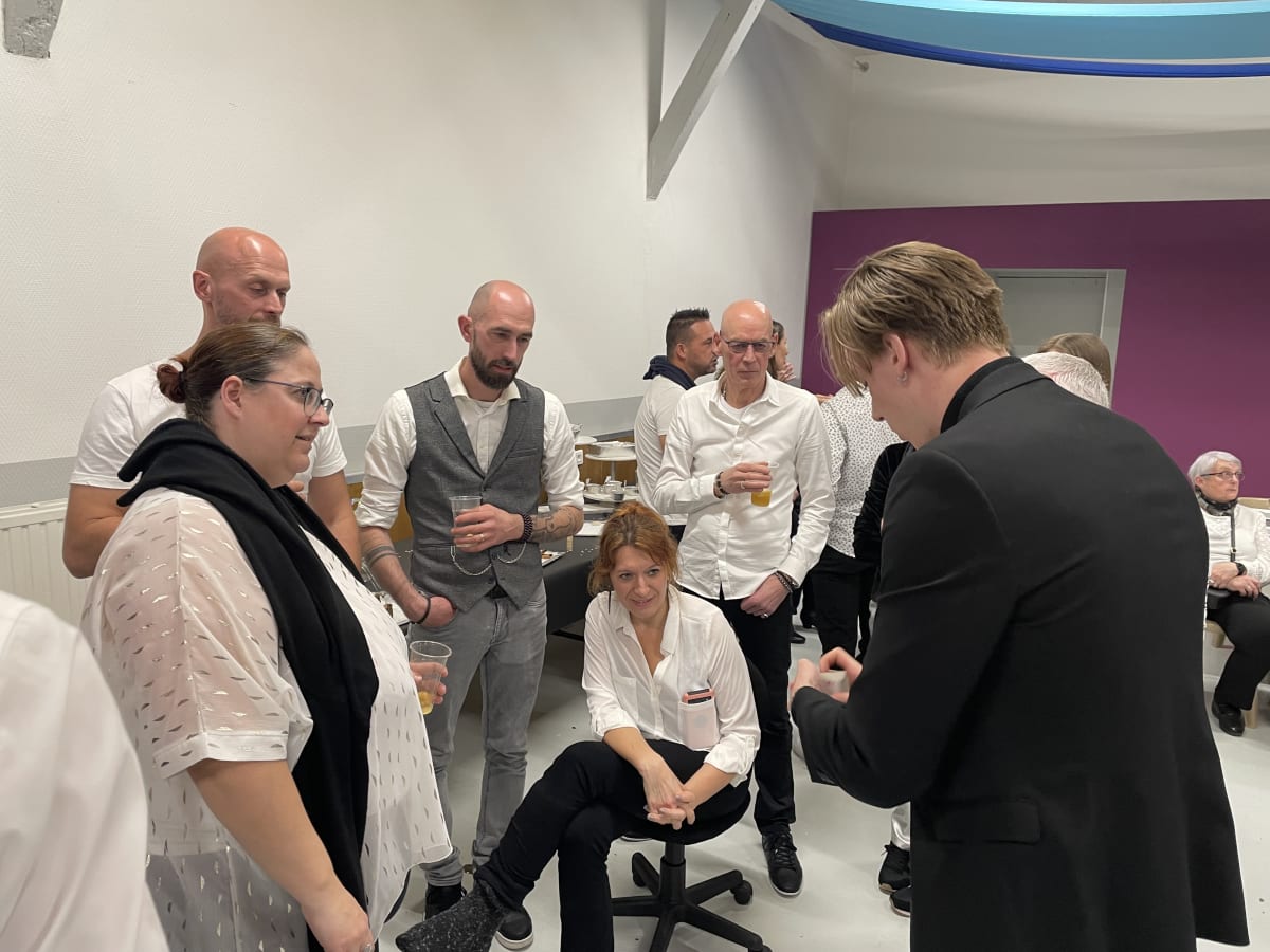 Séance d'hypnose en petit groupe dans les locaux d'une entreprise