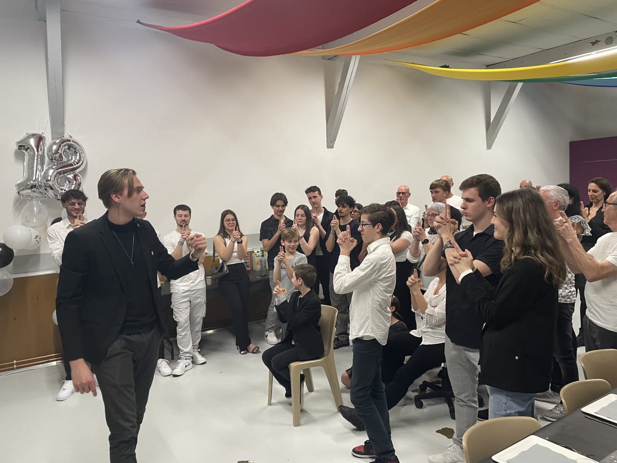 Invités hilares pendant un spectacle d'hypnose d'anniversaire