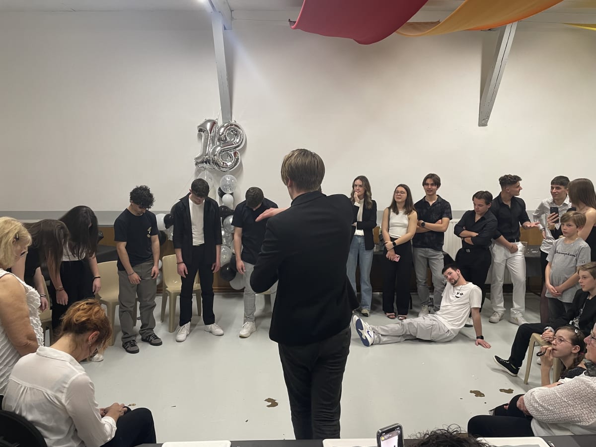 Spectacle d'hypnose d'anniversaire, invités volontaires en pleine suggestion