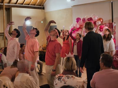Spectateurs complices et souriants pendant un spectacle d'hypnose