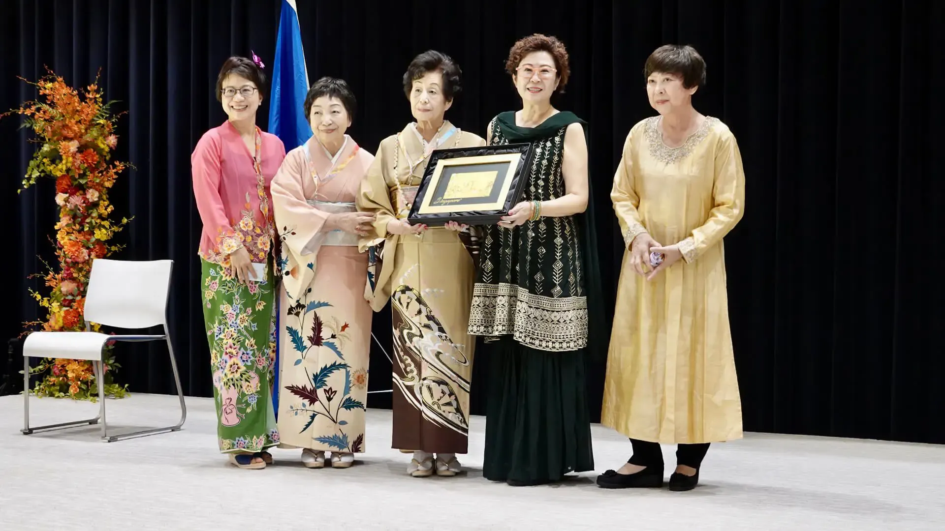 Presentation of gift to Japan organiser by SWA President Lee Li Hua, and Advisor Sara Mei Woo