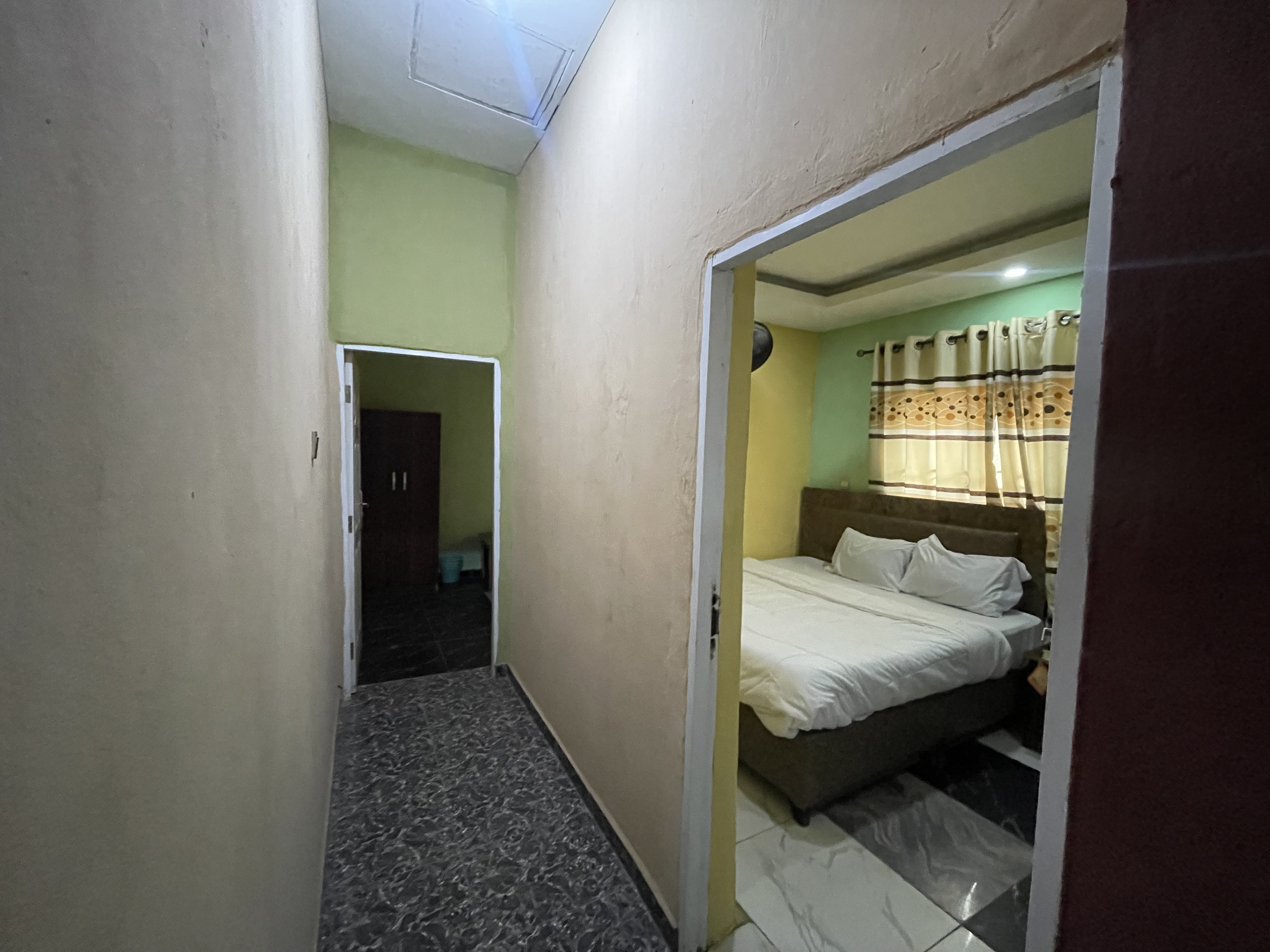 Deluxe Room – Desk