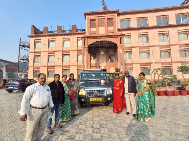 Hotel-to-ghat escort - KashiTaxi driver